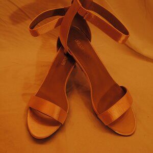 NEW WOMENS SZ 10, 2 1/2IN HEEL LIGHT PINK SATIN, OPEN TOE SHOES